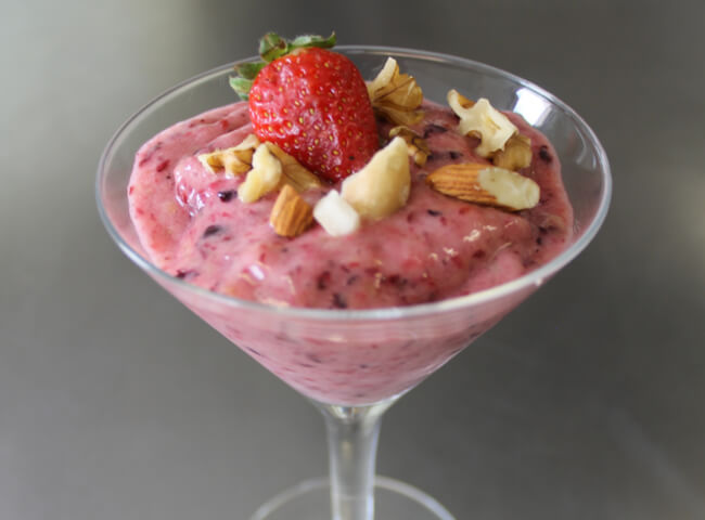 Sobremesa: sorvete saudável de frutas vermelhas com banana