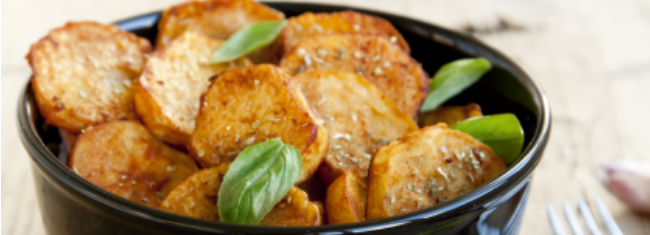 Chips de batata-doce com pimenta-do-reino para um lanche saudável